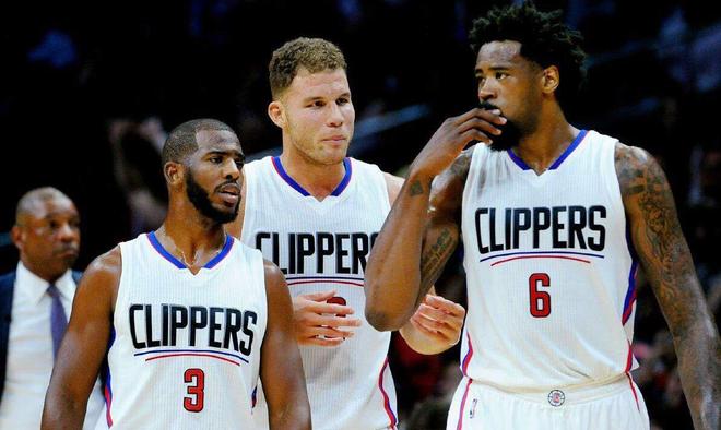 活塞逆转击败开拓者，坎宁安和邓罗关键表现助力取胜，展现强大韧性。（活塞逆袭擒下开拓者，坎宁安与邓罗关键时刻发力，韧性尽显）