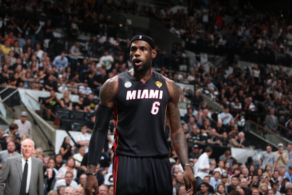 TA：阿莫林会坚持三后卫阵型，他认为这可以带领曼联重夺奖杯（TA：阿莫林将延续三中卫体系，坚信此举能助曼联再捧冠军）