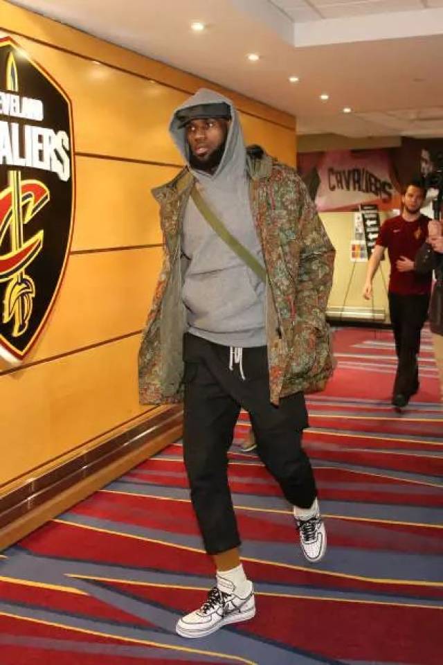 许尔勒：踢球的各种要求让我觉得不是我的生活，所以选择退役（许尔勒：足球的种种要求让我觉得这不是我想要的生活，因而选择退役）