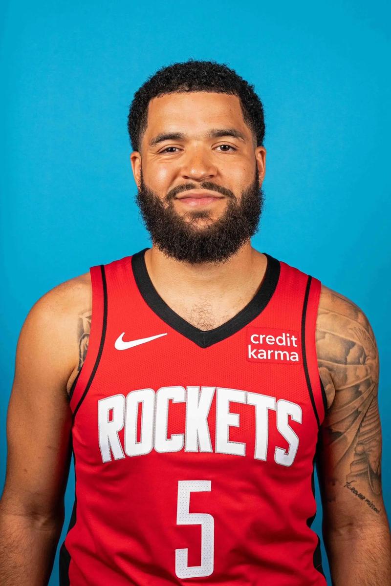 眼里只有爱人！克莱轻轻推开工作人员 径直走向马冬梅献上亲吻！（心中只有她！克莱轻拨工作人员直奔马冬梅献吻）