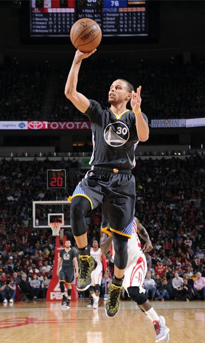 太阳报走访出售原味球衣公司的仓库：汗臭味强烈却不令人反感（太阳报实访原味球衣公司仓库：汗味浓重却不招人厌）