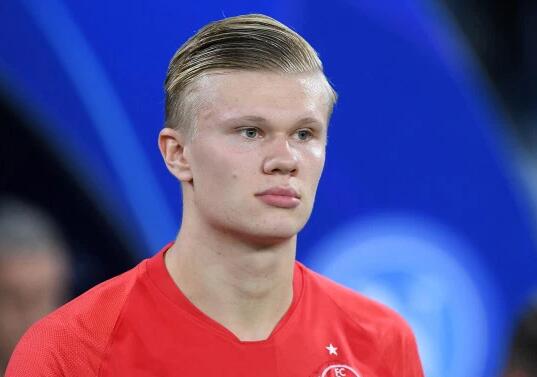 给爷整笑了，曼奇尼假意亲吻布鲁马多，将布鲁马多逗笑（这一幕笑翻了：曼奇尼作势亲吻布鲁马多，逗得对方当场大笑）