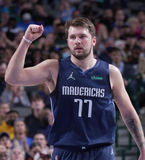 挑事？每日邮报称安东尼比赛中头槌犯规，逃过一张红牌（每日邮报：安东尼疑似头槌犯规，裁判未出红牌）