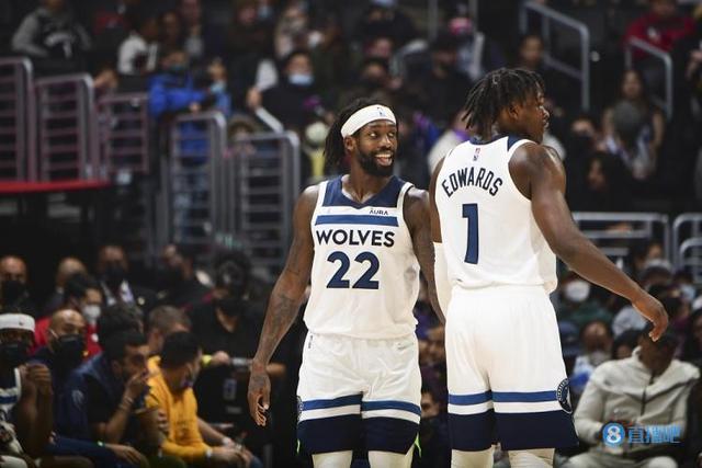 篮球湖人球迷热情支持球队（湖人球迷热情力挺球队）