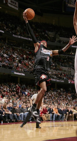 篮球火箭新援表现稳定，逐渐融入体系（火箭新援发挥稳健，逐步融入球队战术体系）