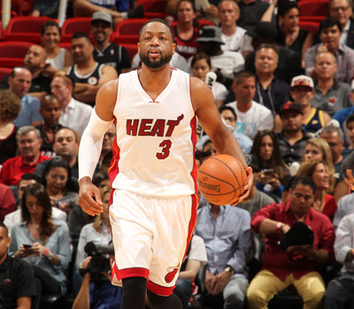 被赠送云达不莱梅印有8号的球衣，克罗斯：这是合同报价吗（收到云达不莱梅8号球衣，克罗斯打趣：这是合同报价？）