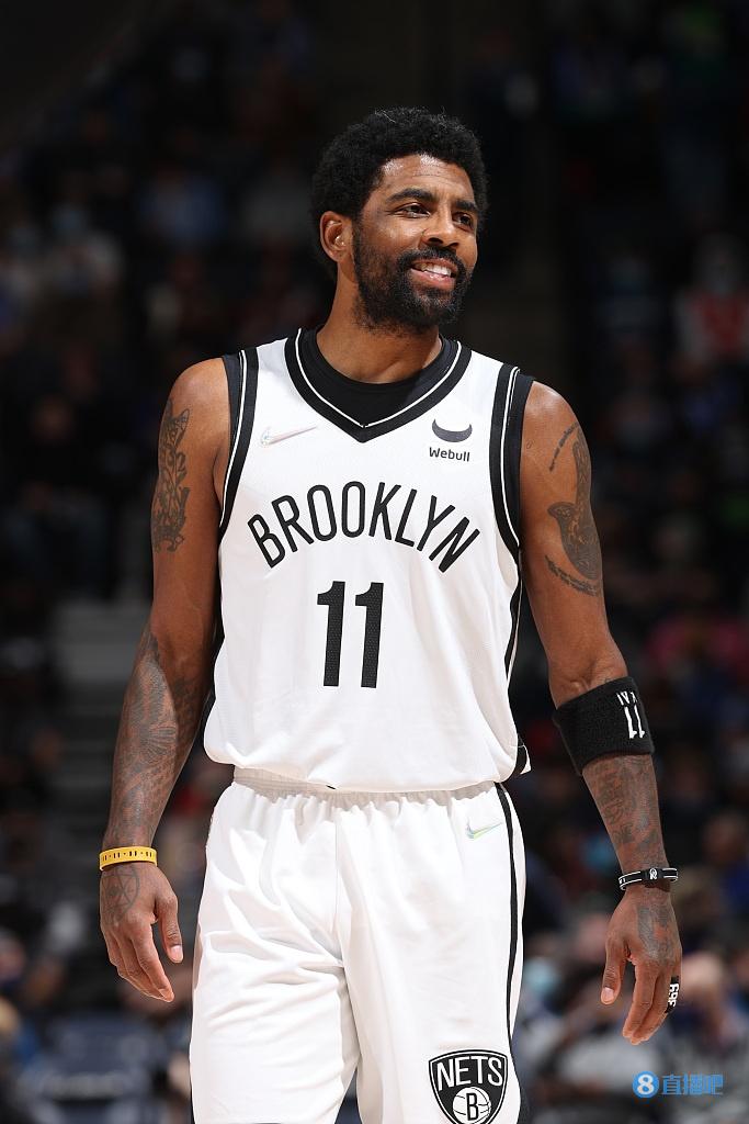 尴尬，一英格兰球迷在阿尔巴尼亚主场被旋转闸门卡住（英格兰球迷在阿尔巴尼亚主场被旋转闸门困住，场面尴尬）