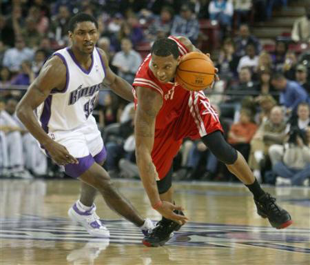 美记：许多队友都给保罗发支持信息，伦纳德与他保持密切联系（美媒：队友纷纷向保罗表达支持，伦纳德与其保持密切联络）