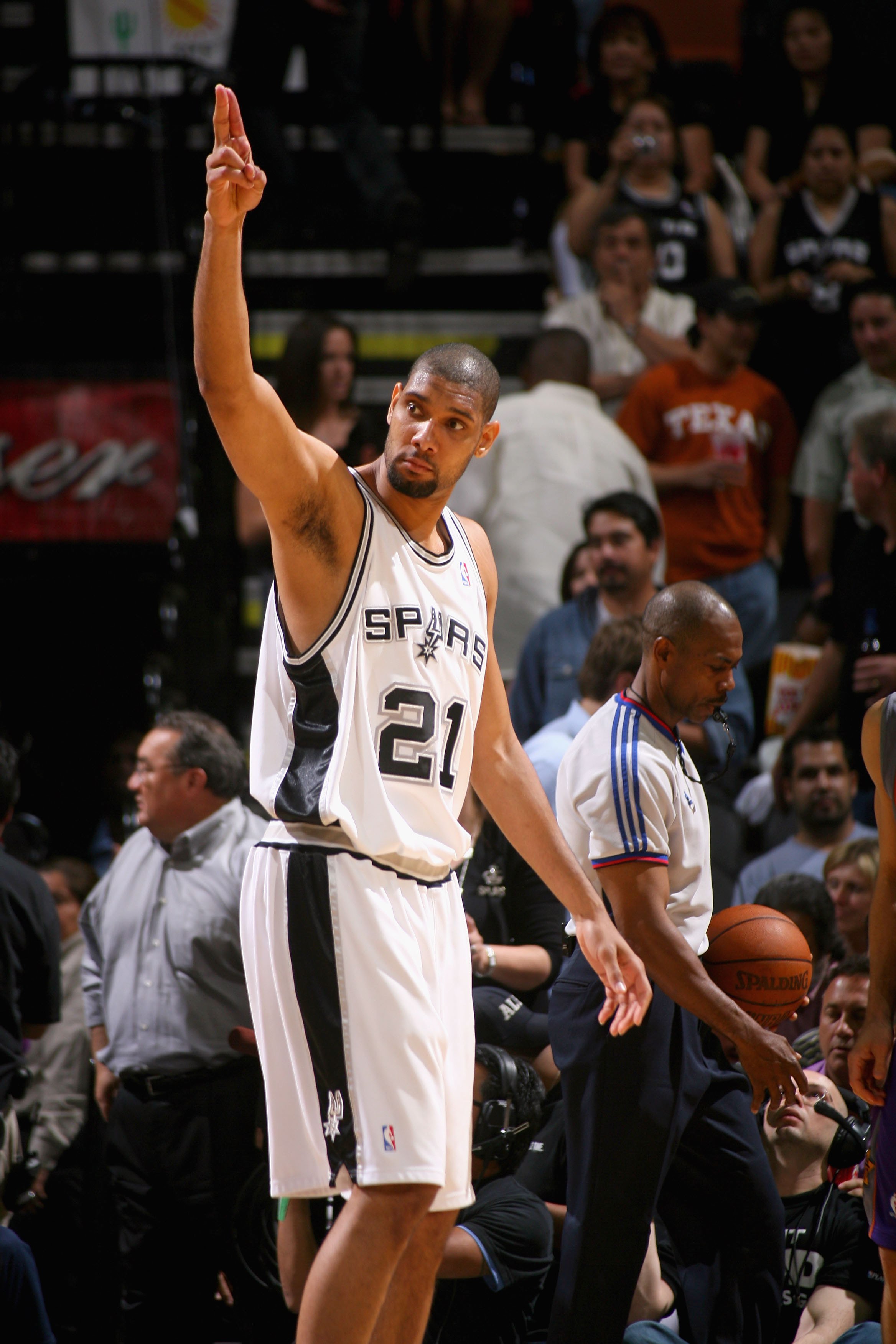 拉奥斯评皇马争议战主裁：金特罗在比赛中缺乏应有的情绪平衡（拉奥斯谈皇马争议战：主裁金特罗情绪管理不到位）