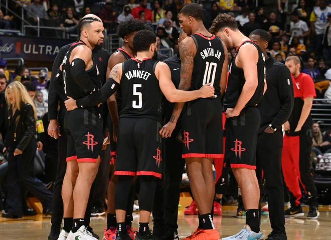 足球假动作心理博弈解析（足球假动作的心理攻防解读）