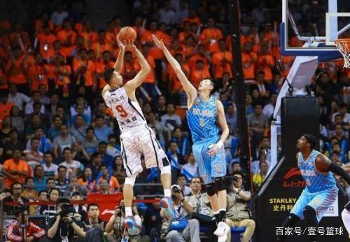 传记作者：莱万曾不满哈维的训练，他在波兰和拜仁都曾施压换帅（传记作者爆料：莱万不满哈维训练，曾在波兰与拜仁推动换帅）